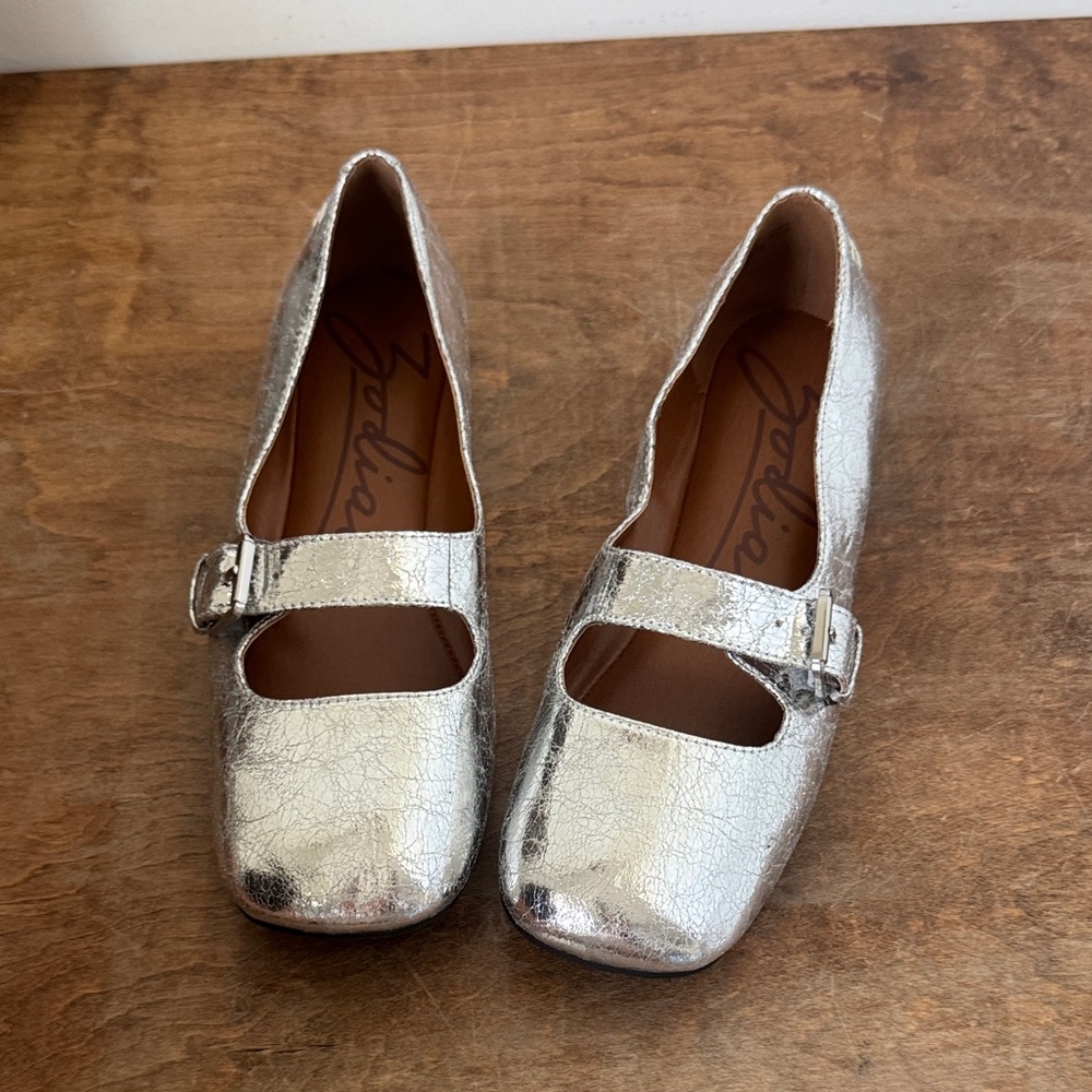 Zodiac indira Mary Jane flat